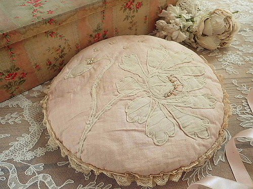 アップリケ花刺繍のプチクッション フランスアンティーク イギリスアンティーク バラと天使のアンティーク アンティークショップ Eglantyne エグランティーヌ