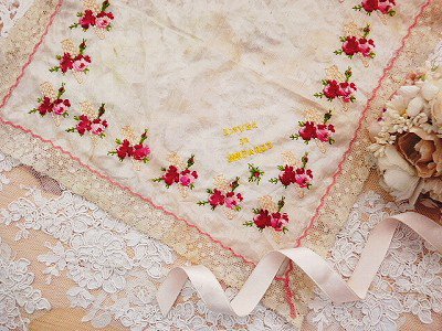 シルク刺繍ハンカチ - フランスアンティーク | イギリスアンティーク | バラと天使のアンティーク | アンティークショップ