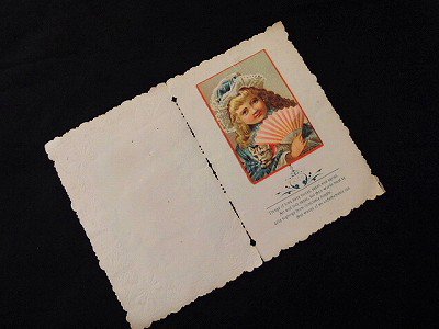 レースペーパー・カード（少女と人形） - フランスアンティーク | イギリスアンティーク | バラと天使のアンティーク | アンティーク