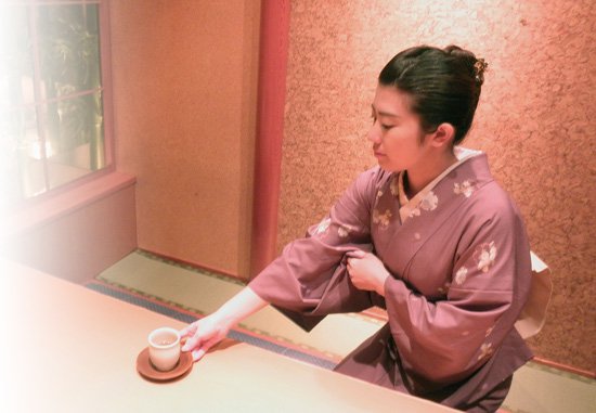 銀座高級日本料理店リーダーの着物女性