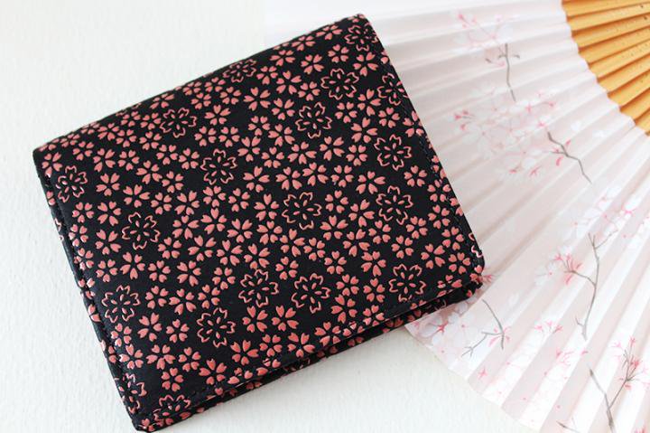 二つ折り財布　＜桜・黒　桃漆×ピンクベージュパール＞