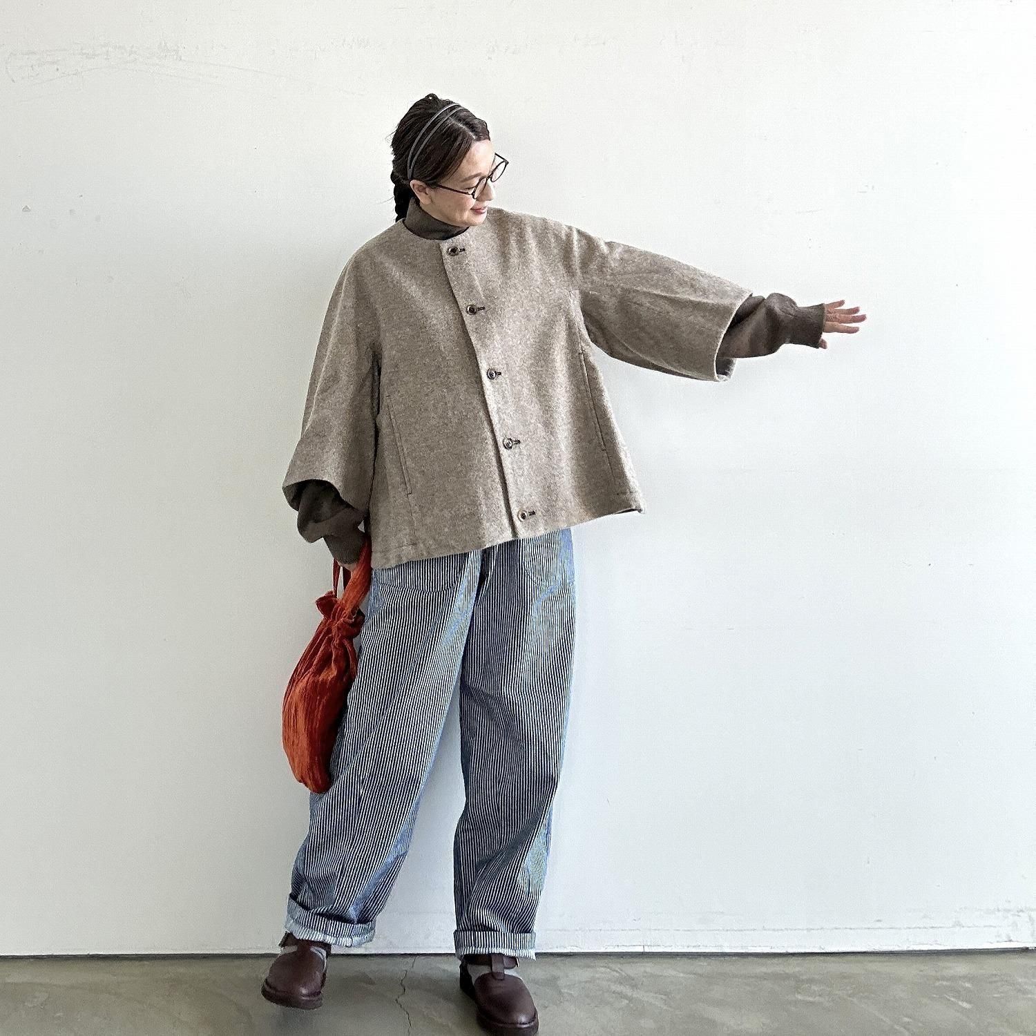 起毛感のある滑らかなウール100%。すっきりとした丸首デザインで、タートルネックや衿付きブラウスと相性抜群。合わせる服によって印象が変わり、ストレスなくマフラーやストールをコーディネートできるのも、丸首コートの魅力です