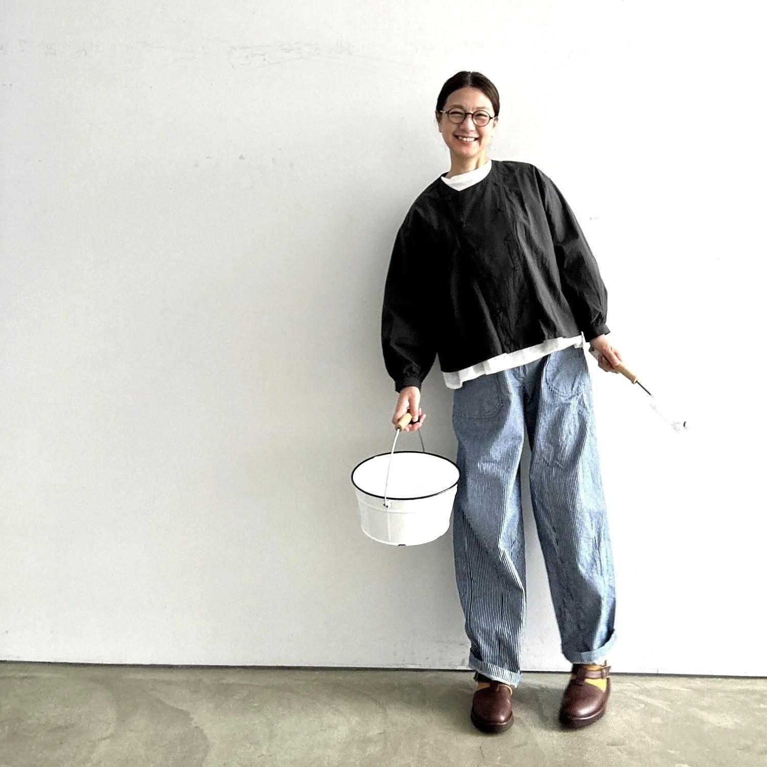 SARAHWAER ヒッコリーパティシエパンツ  ※再入荷いたしました!    ヒッコリーといえば、丈夫でざっくりとした風合いが魅力のワークウェアの定番生地。そのヒッコリーを使った【パティシエパンツ】は、どこか懐かしさを感じさせる素朴な佇まいが素敵です。