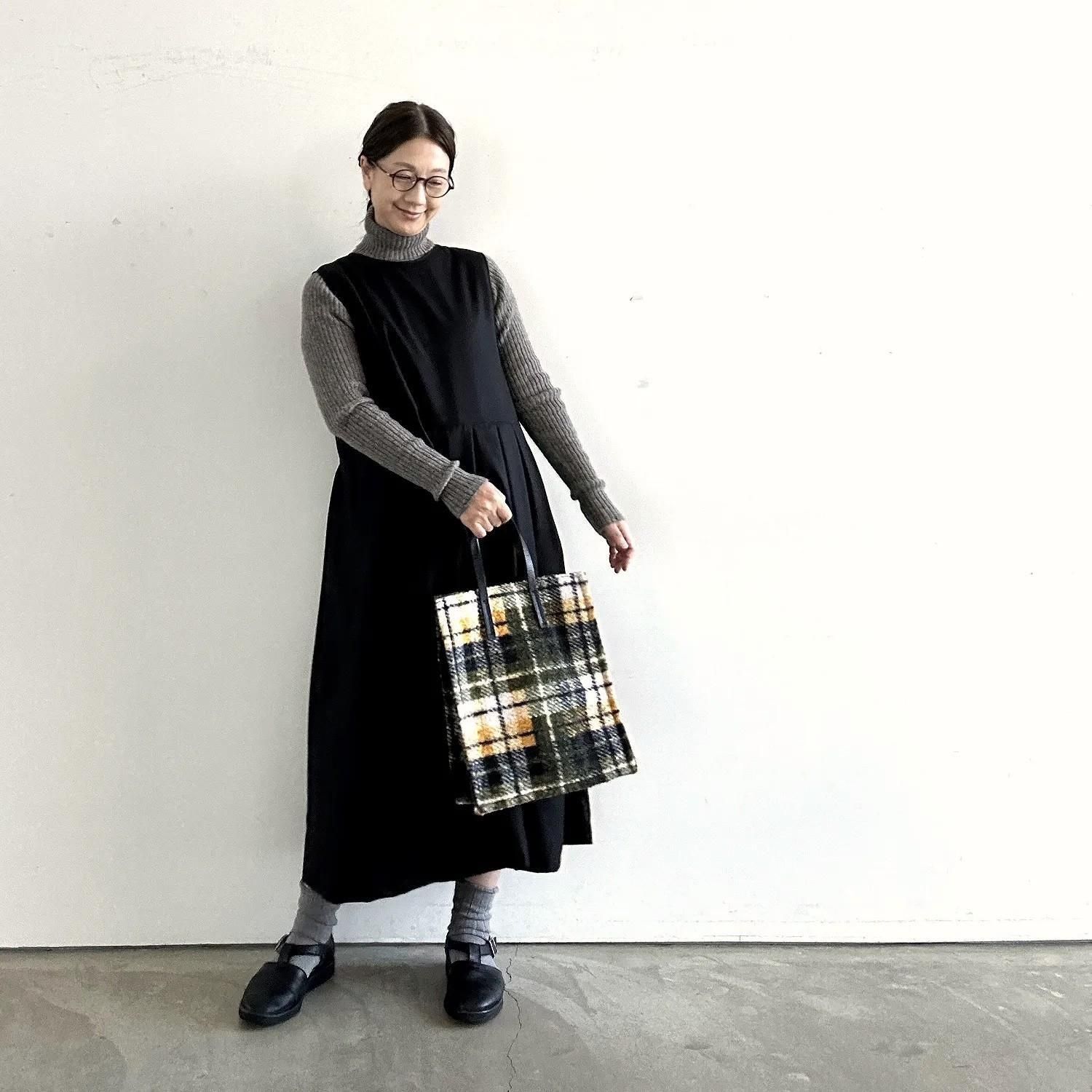 12月上旬再入荷予定です!『きちんと見えのちょっと軽やかワンピース』。人気の「きちんと見えのワンピース」より少し軽めなのが欲しいなーと思っていたら、品名が浮かび、そこから企画したワンピースです。
