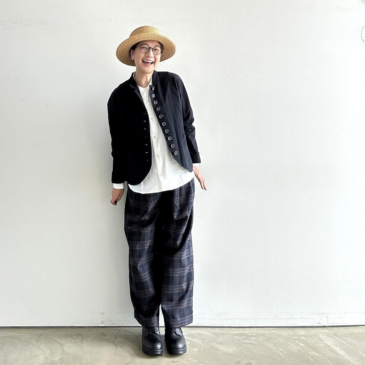 inaさんの人気シリーズ。整然と並ぶボタンが目を引く、愛らしいデザインのジャケット。   洗い加工を施したリネン100%の生地は、ほどよい柔らかさ。袖を折り返したり、前裾の丸みのあるシルエットが、堅苦しさを感じさせず、肩の力を抜いたおしゃれを楽しめます。