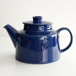 <img class='new_mark_img1' src='https://img.shop-pro.jp/img/new/icons48.gif' style='border:none;display:inline;margin:0px;padding:0px;width:auto;' />ARABIA / Kaj Franck [ KILTA ] teapot (blue)