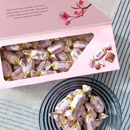 Fazer ファッツェル Geisha ゲイシャ ミルクチョコレート 箱入り 270g 北欧雑貨 マルカのオンラインショップ Fazer ファッツェル Geisha ゲイシャ ミルクチョコレート 箱入り 270g 北欧雑貨 マルカのオンラインショップ