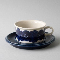 ARABIA / Ulla Procope [ anemone ] teacup & saucer (blue saucer)