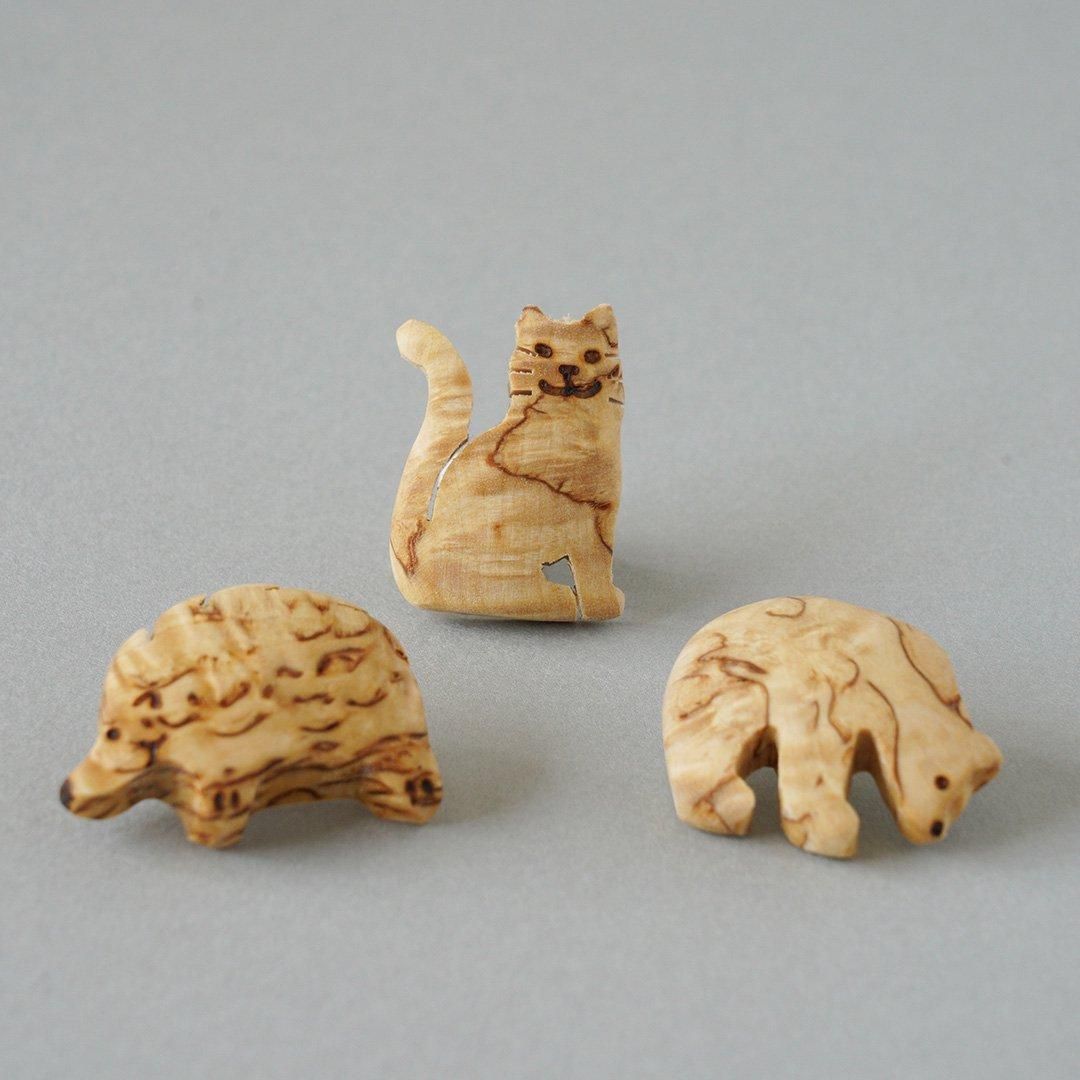 Wood Jewel Finland - 白樺のピンバッジ（ハリネズミ） - マルカ