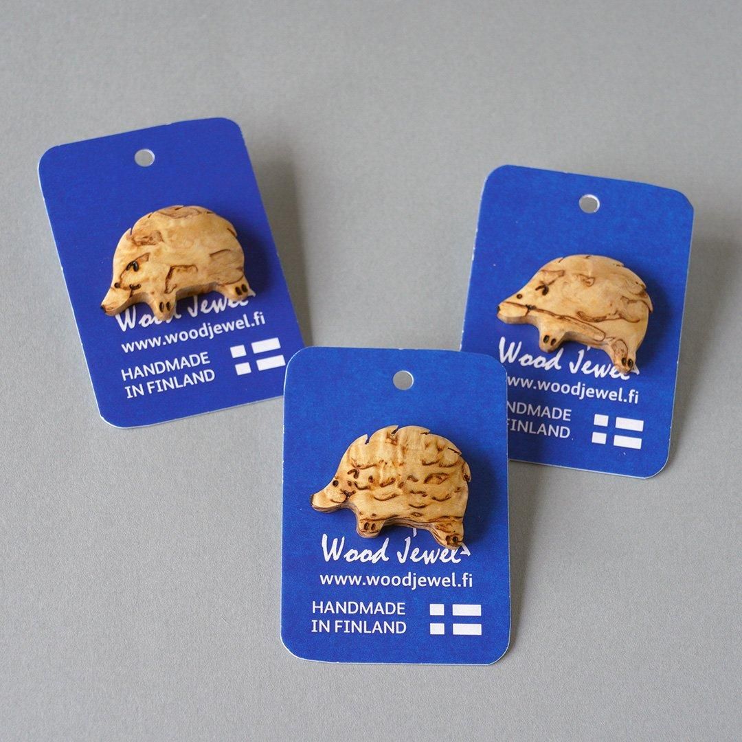 Wood Jewel Finland - 白樺のピンバッジ（ハリネズミ） - マルカ