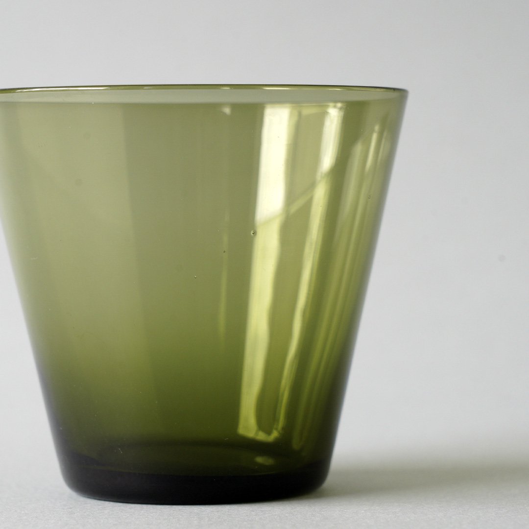 Nuutajarvi / Kaj Franck [ #2744 Kimara ] tumbler (6.5cm/olive green) -  マルカ・オンラインショップへようこそ。2007年より北欧のヴィンテージテーブルウェアと北欧雑貨を販売している通販サイトです。神戸・北野に実店舗がございます。