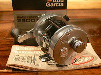 ABU Garcia / アブ ガルシア 【アブ アンバサダー Ambassadeur 2500C ライト/右巻き】#シルバー  (1989～1990年製造モデル/OLD ABU)) - 釣り具の松屋ネットショップ  ルアー通販/バス釣り/トラウトフィッシング/渓流ベイト/ロッド/リール/ワーム/フライフィッシング