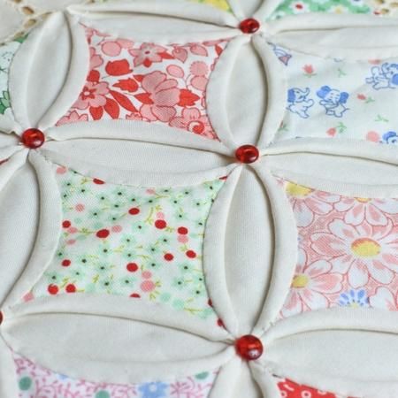 カテドラルウィンドウのフリーマットキット パッチワークキルトと生地 キット 副資材のお店 Quilt Qufu カテドラルウィンドウのフリーマットキット パッチワークキルトと生地 キット 副資材のお店 Quilt Qufu
