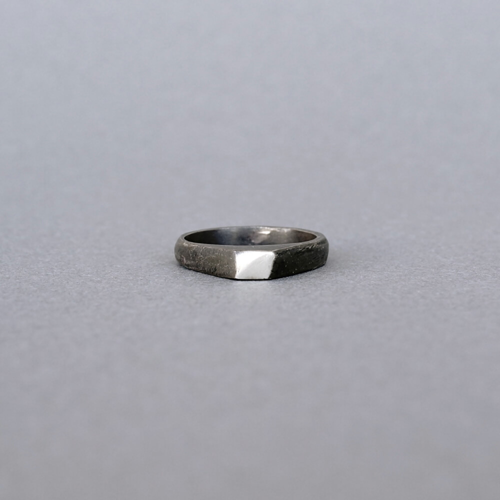 Melanie Decourcey/Oxidized silver ring with square silver front accent / 18号