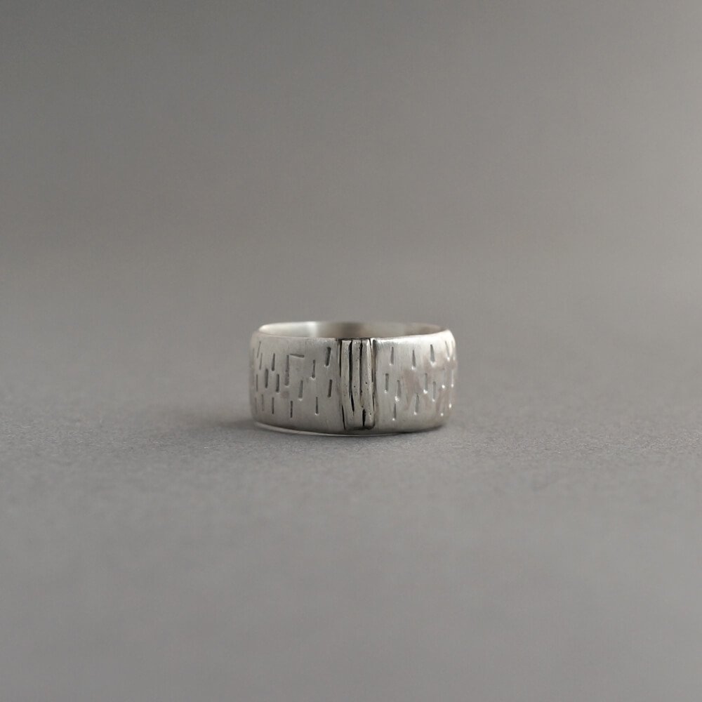 Melanie Decourcey/silver ring with vertical lines & 3 strong vertical middle lines