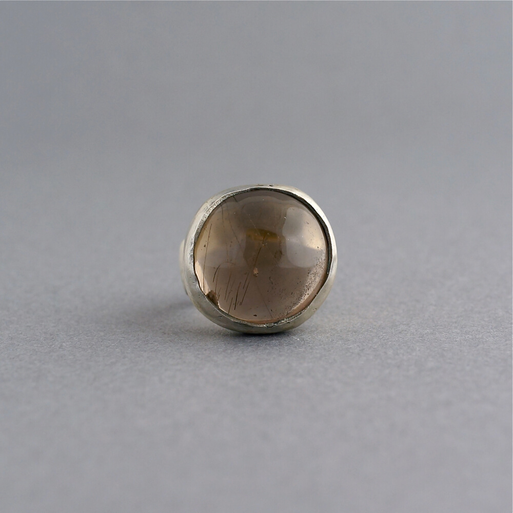 Melanie Decourcey/hammered silver ring with round smoke quartz