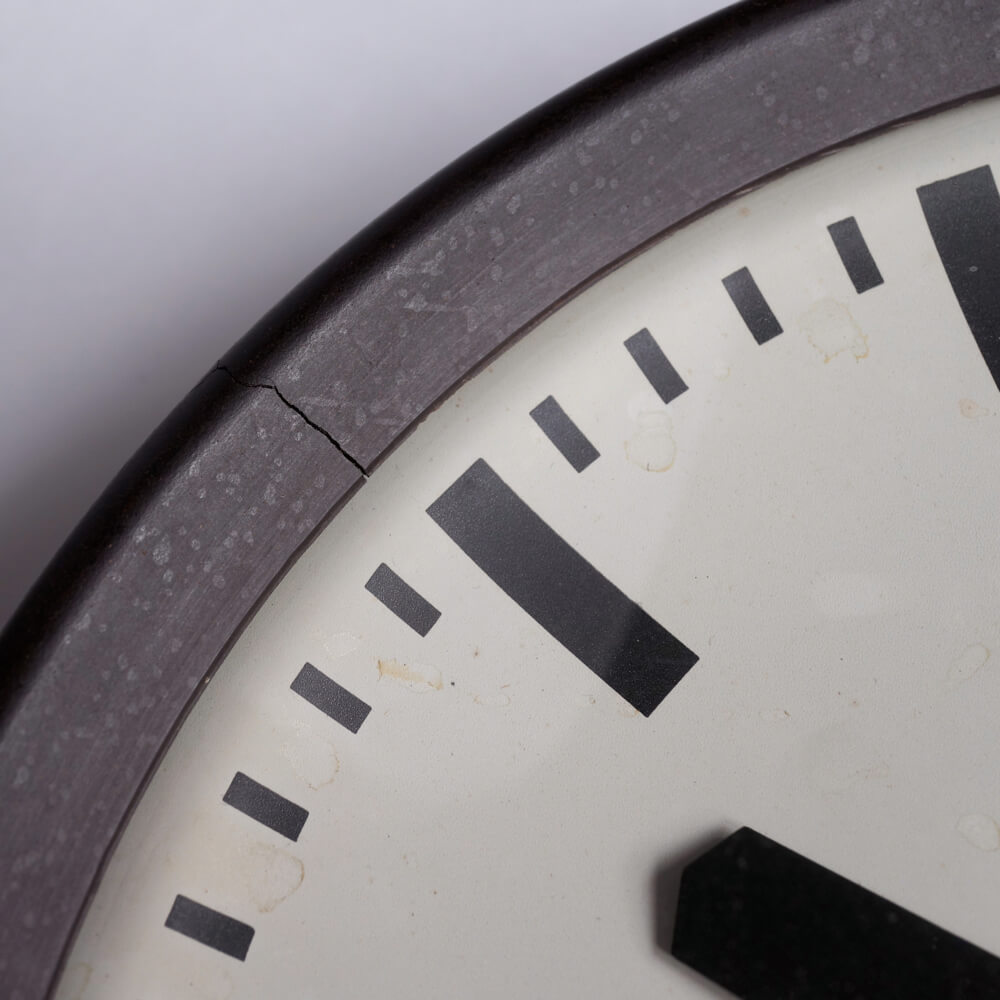 パラゴトロン 鉄道時計 無駄が無く視認性が高いデザインチェコの公共空間で見られる