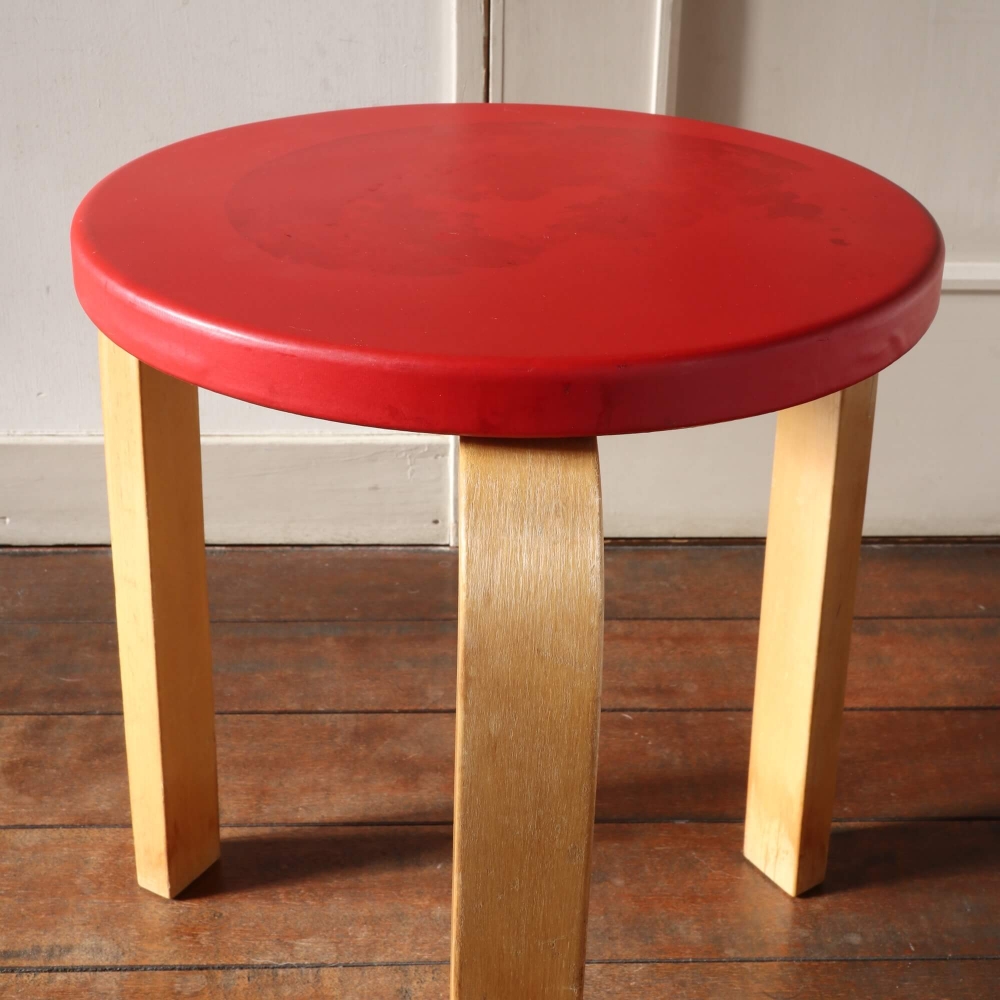 Alvar Aalto/Stool 60/Red - organ-online.com Alvar Aalto/Stool 60/Red - organ-online.com