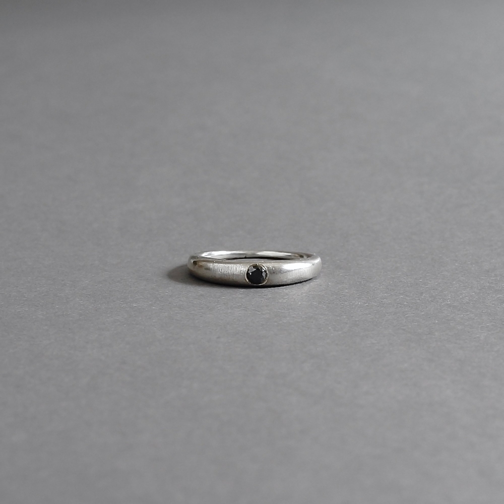 Melanie Decourcey/Silver Simple ring with Black diamond