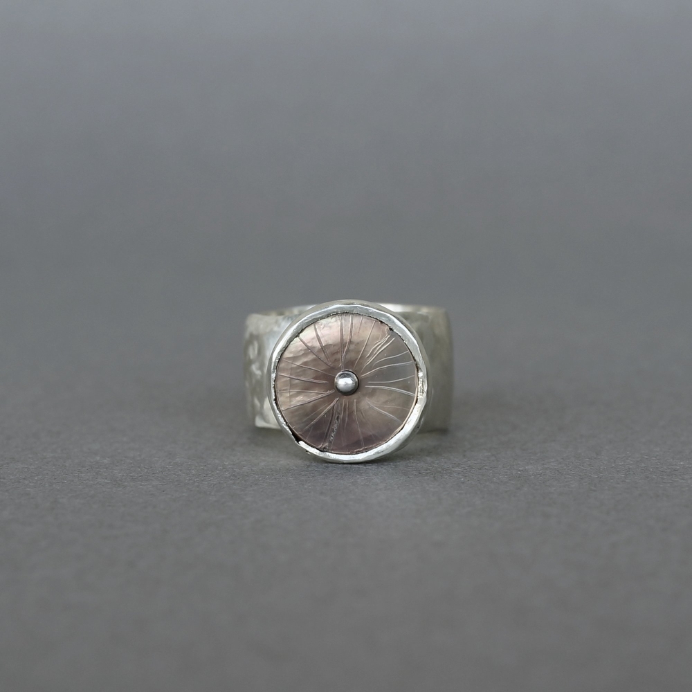 Melanie Decourcey/Silver ring with mother of pearl 