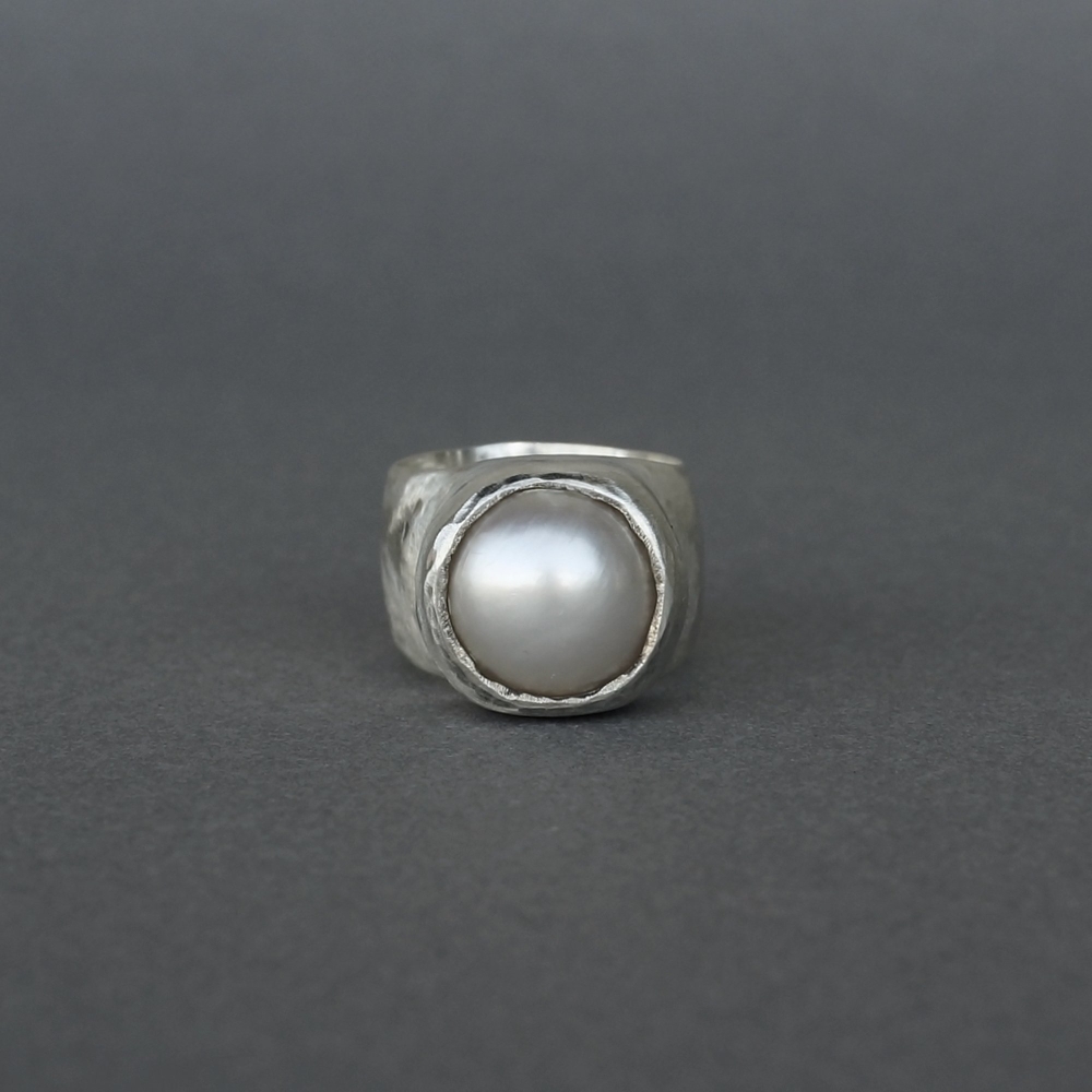 Melanie Decourcey/Big silver ring with giant pearl