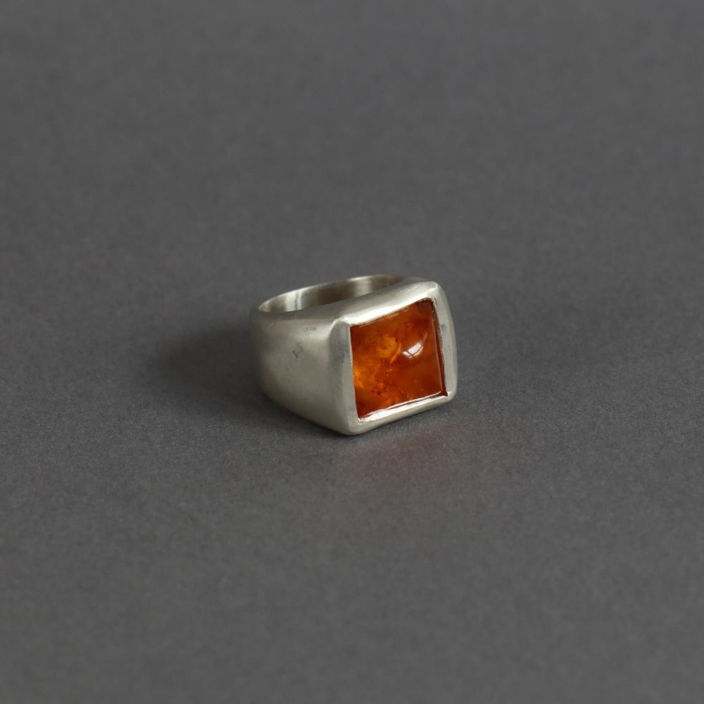 <img class='new_mark_img1' src='https://img.shop-pro.jp/img/new/icons57.gif' style='border:none;display:inline;margin:0px;padding:0px;width:auto;' />Melanie Decourcey/textured silver ring with amber