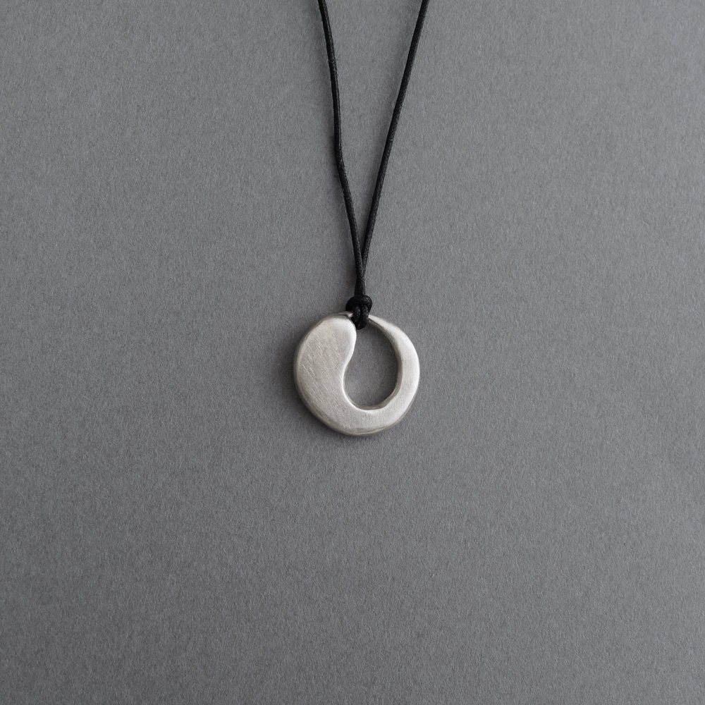 Melanie Decourcey/Pendant On String/ying & yang