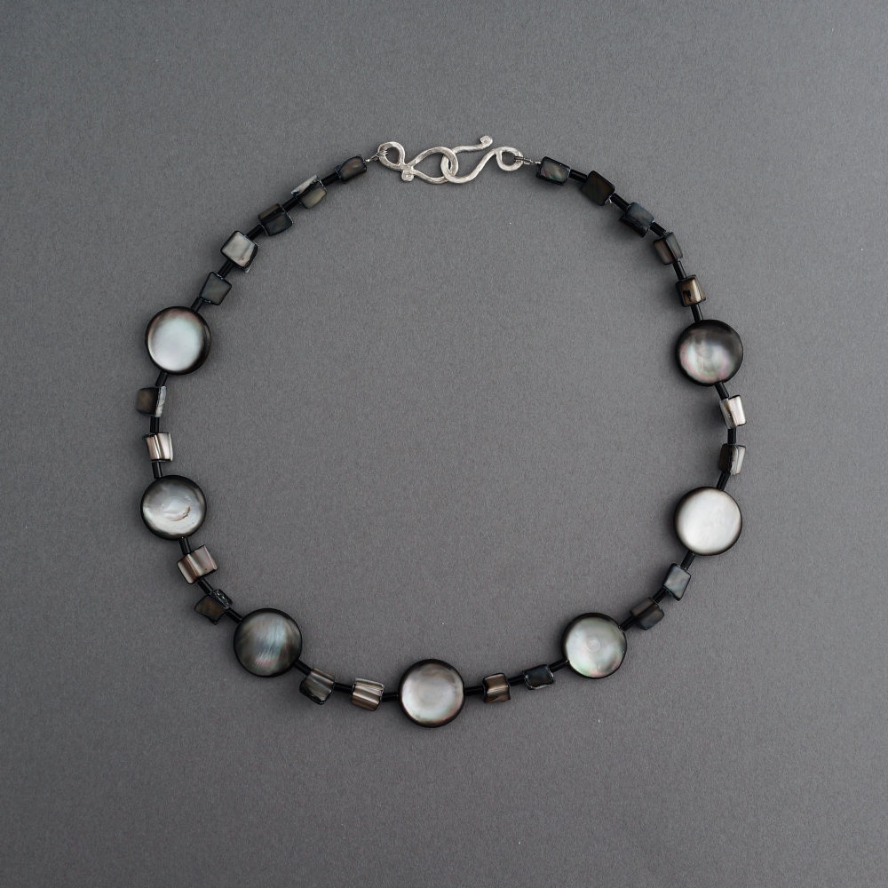 Melanie Decourcey/Beaded Necklace/Shell with black onyx