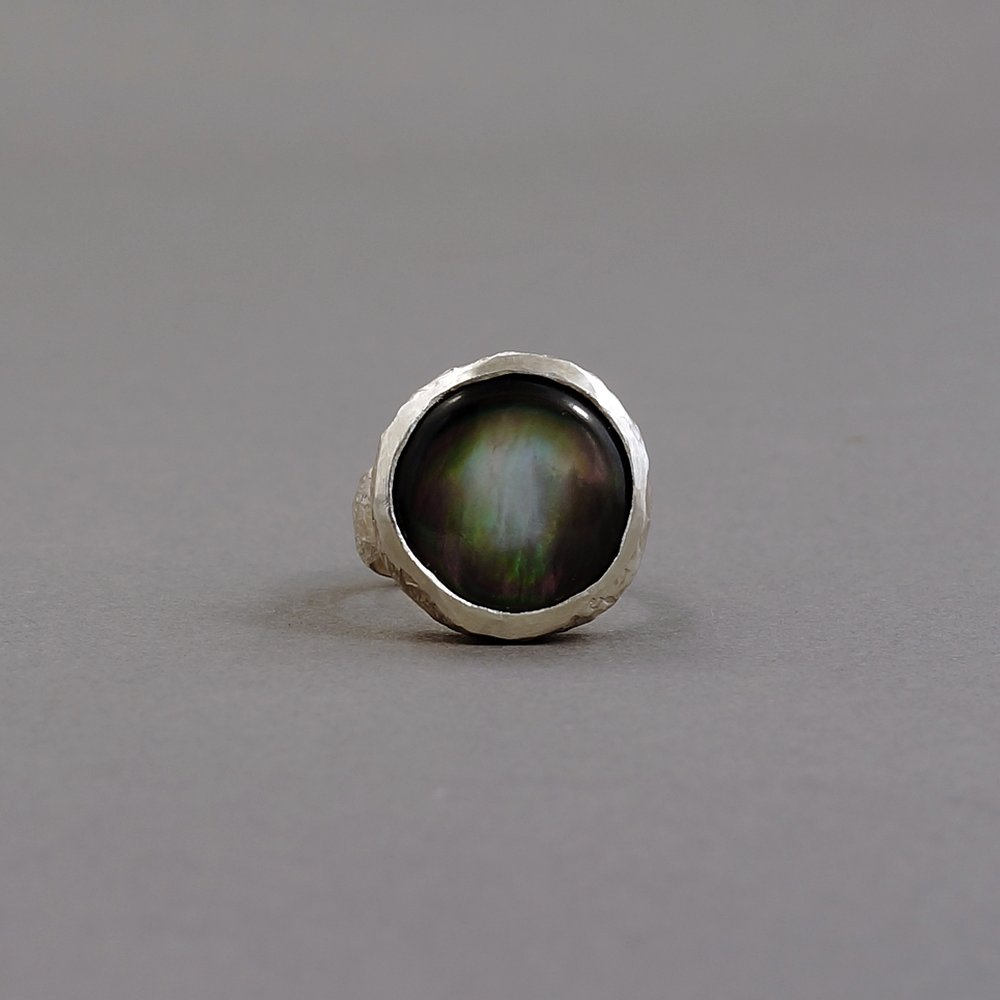 Melanie Decourcey / Textured silver ring with black mother of pearl center