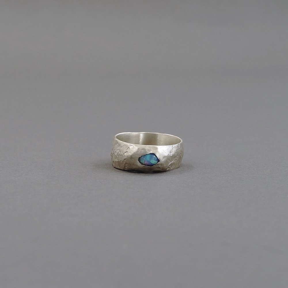 Melanie Decourcey / Textured silver ring with opal