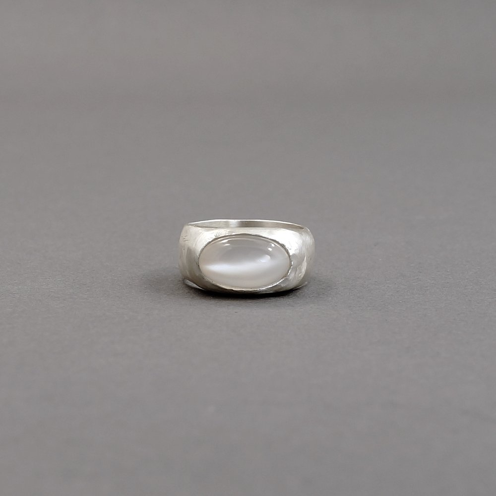 Melanie Decourcey / Silver ring with big moonstone cabochon