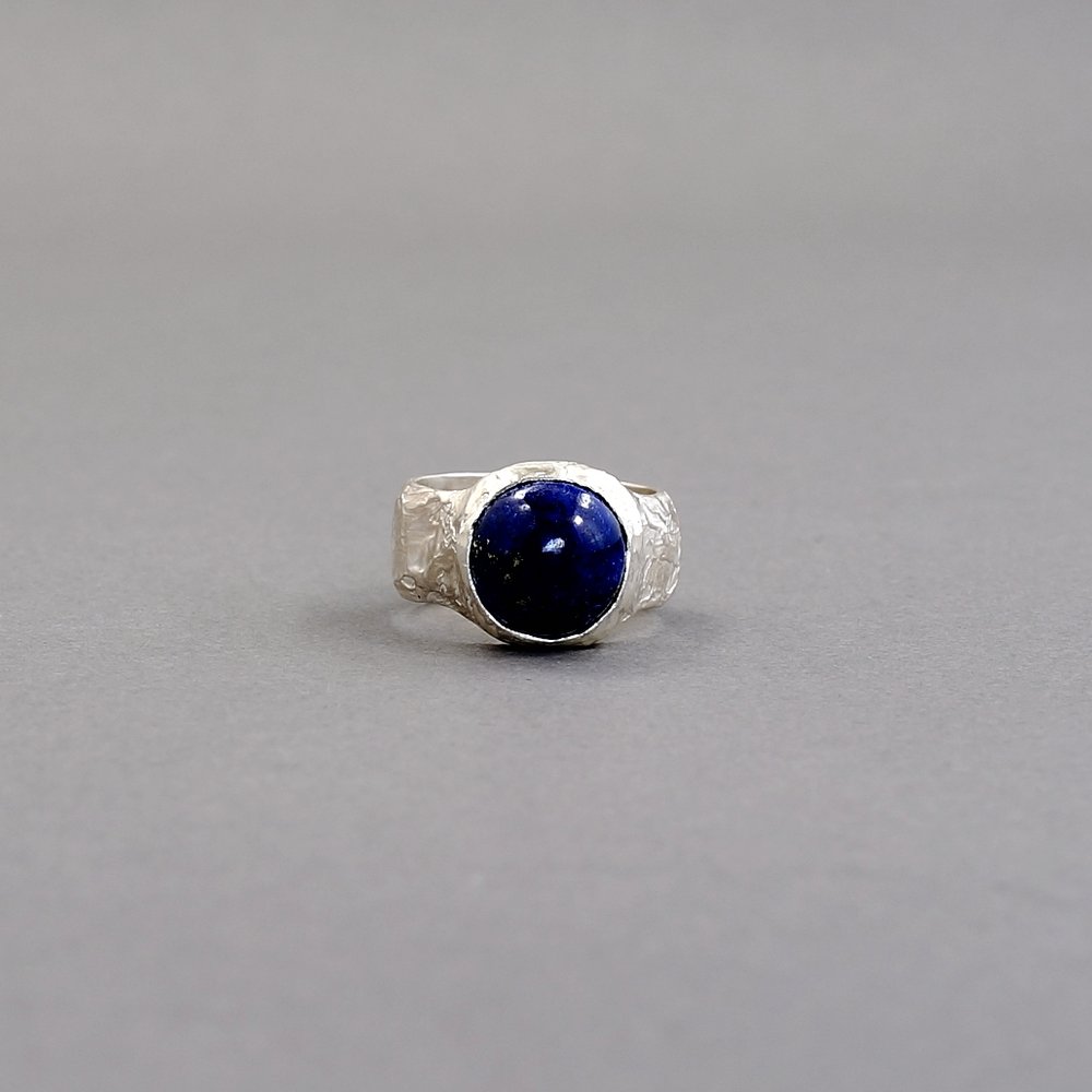 Melanie Decourcey / Textured ring with lapis lazuli cabochon