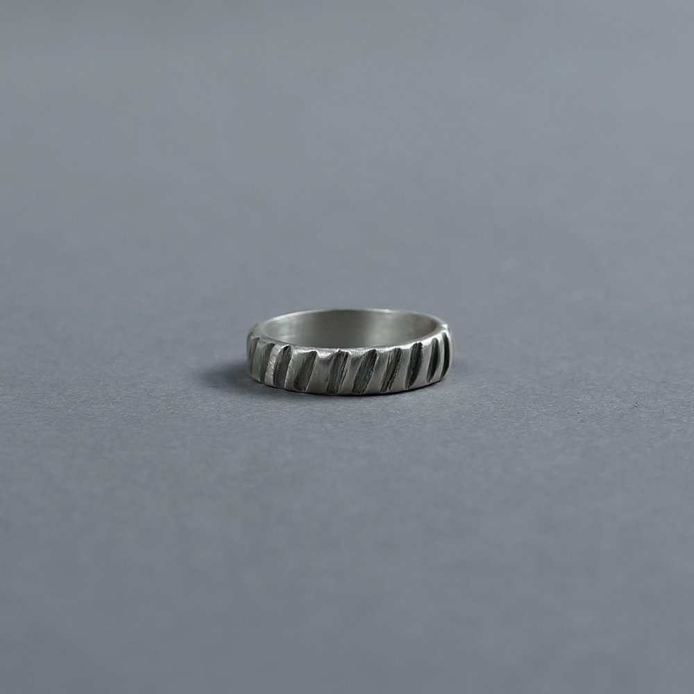 Melanie Decourcey / Silver ring with deep vertical lines