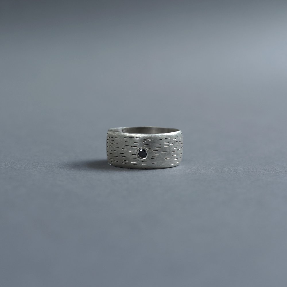 Melanie Decourcey / Silver ring with horizontal lines and black diamond