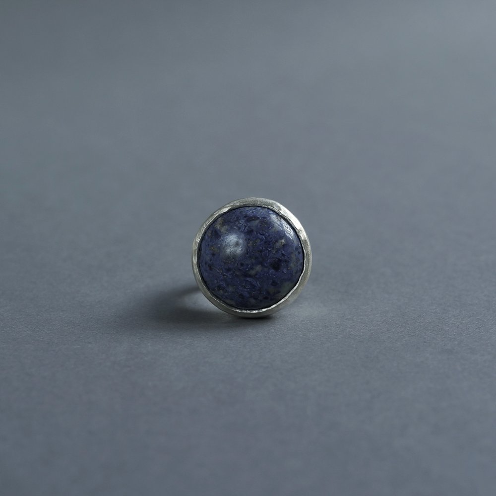 Melanie Decourcey / Big silver ring with blue sodalite cabochon