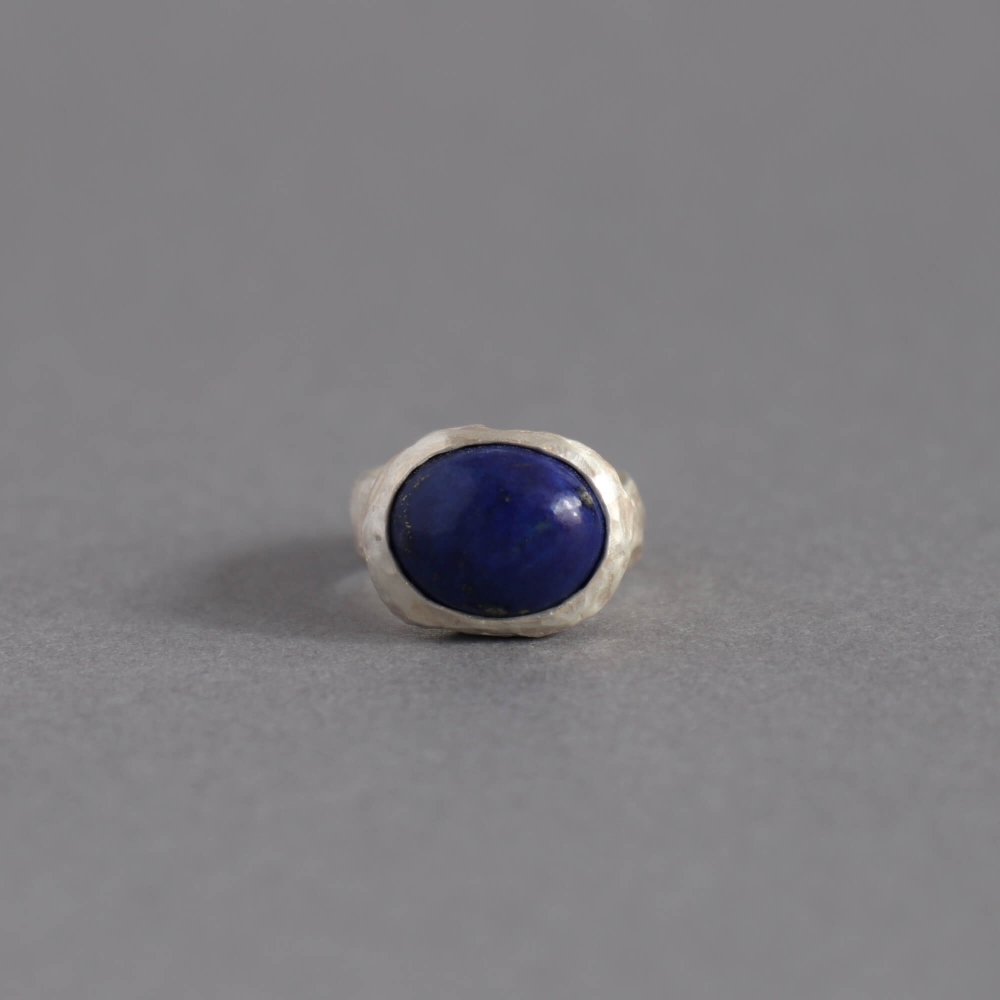 Melanie Decourcey / textured silver ring with lapis lazuli