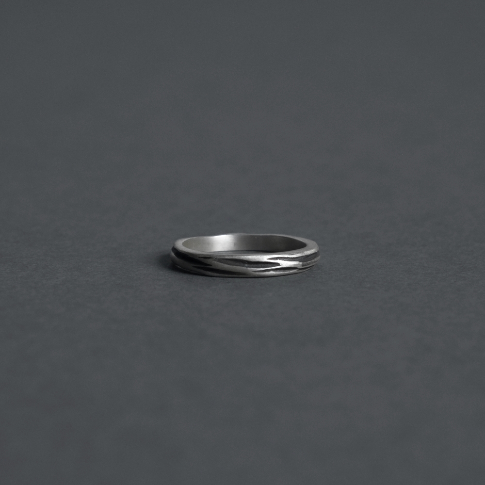 Melanie Decourcey / thin stacking rings with groove