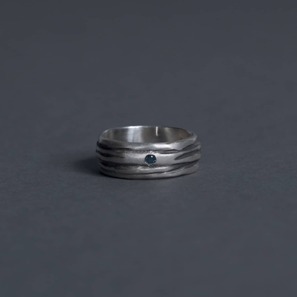 Melanie Decourcey / wide silver ring with freestyle lines & sapphire 