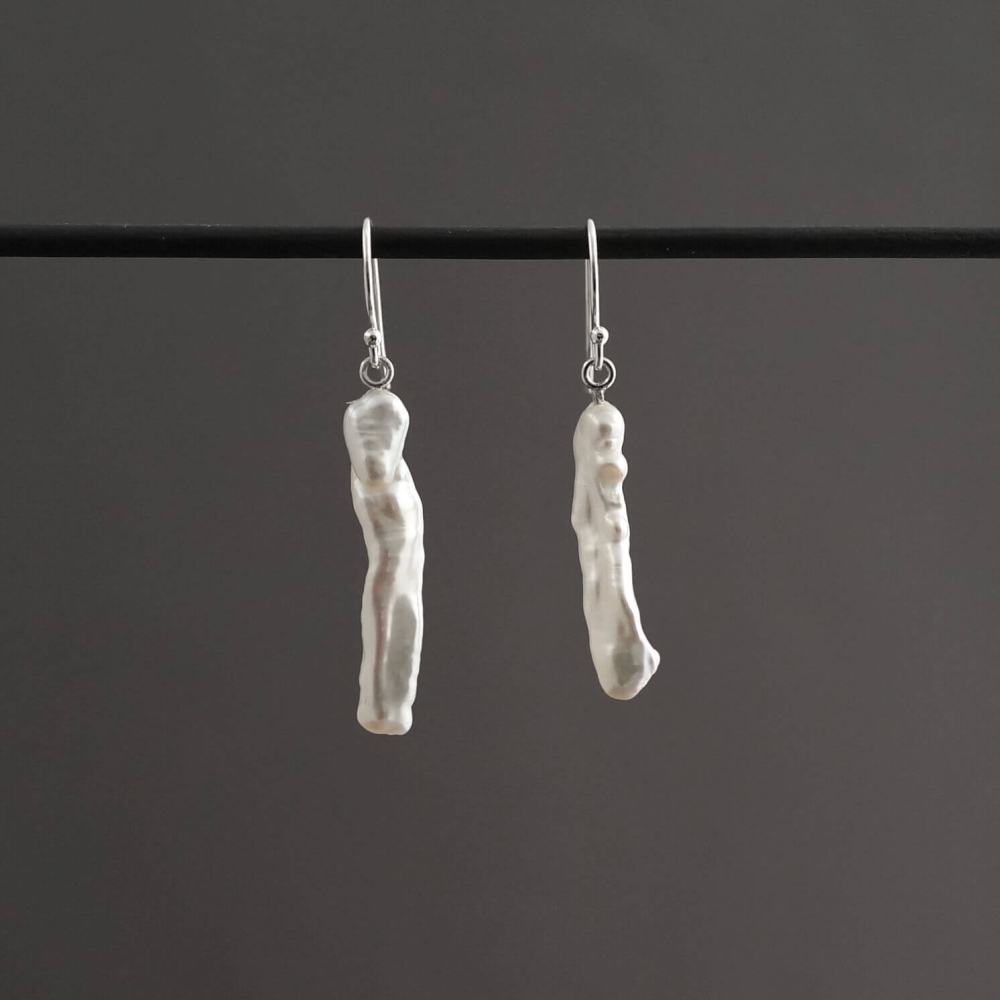 Melanie Decourcey / Long shaped pearl earrings