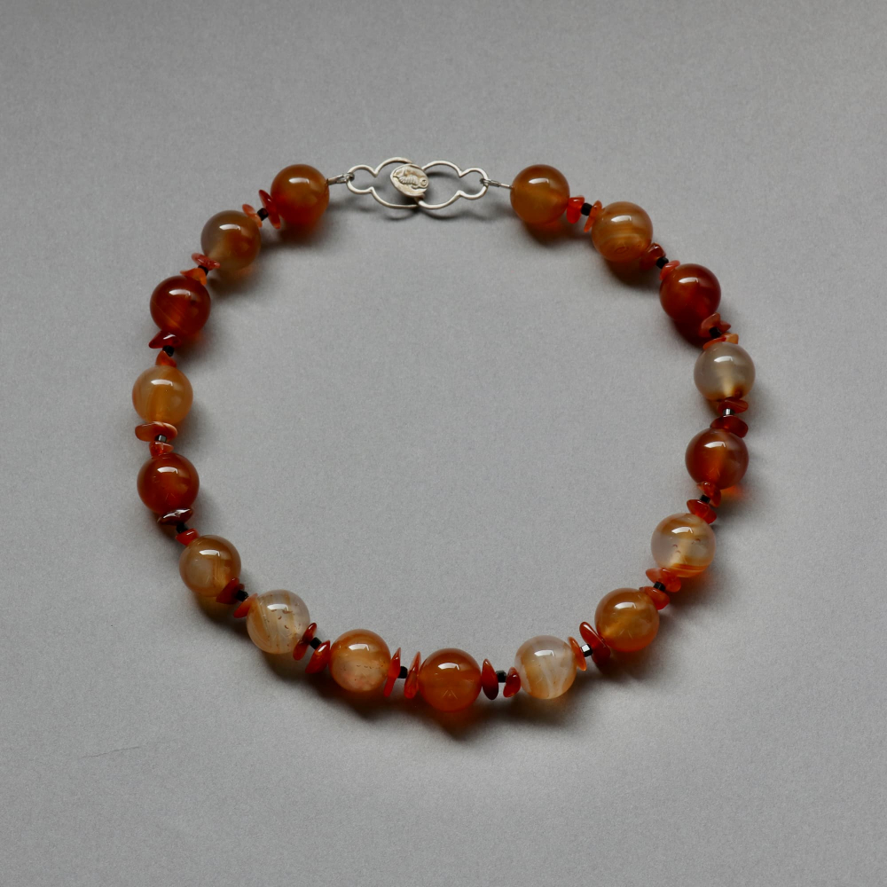 <img class='new_mark_img1' src='https://img.shop-pro.jp/img/new/icons7.gif' style='border:none;display:inline;margin:0px;padding:0px;width:auto;' />Melanie Decourcey / Beaded Necklace / garnet necklace with black spinel cubes