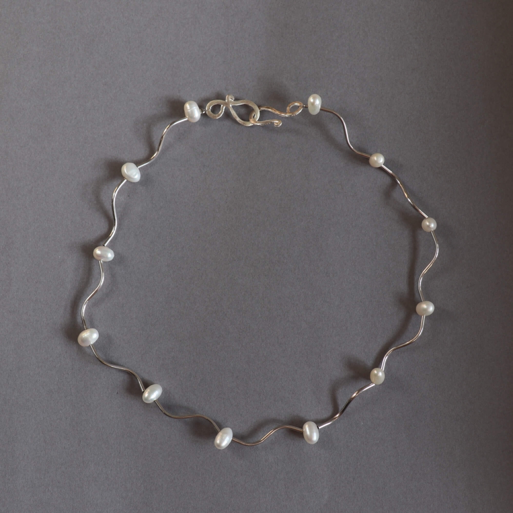 <img class='new_mark_img1' src='https://img.shop-pro.jp/img/new/icons7.gif' style='border:none;display:inline;margin:0px;padding:0px;width:auto;' />Melanie Decourcey / Beaded Necklace / silver waves with drop shaped pearls