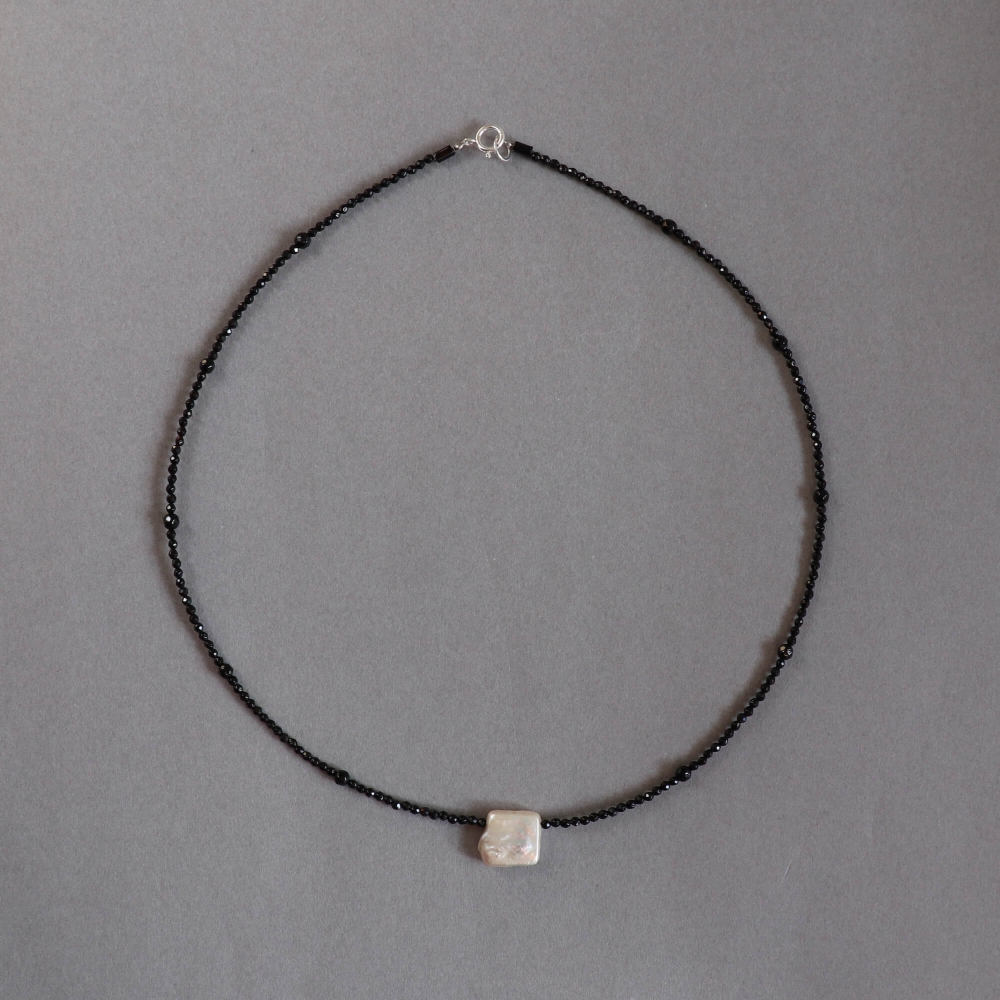 <img class='new_mark_img1' src='https://img.shop-pro.jp/img/new/icons7.gif' style='border:none;display:inline;margin:0px;padding:0px;width:auto;' />Melanie Decourcey / Beaded Necklace / small facet onyx square free shape pearl center