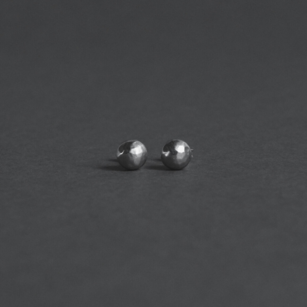 <img class='new_mark_img1' src='https://img.shop-pro.jp/img/new/icons7.gif' style='border:none;display:inline;margin:0px;padding:0px;width:auto;' />Tej Kothari/Small Silver Snowball Earrings