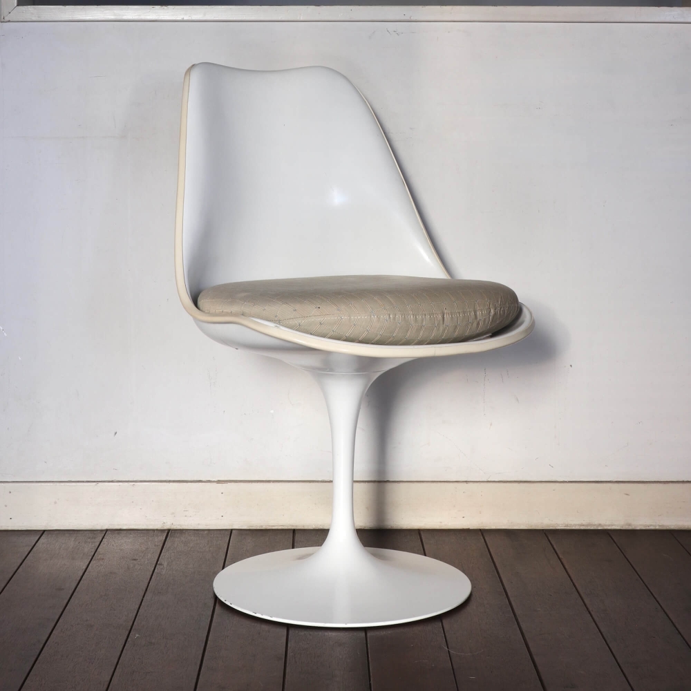 Eero Saarinen / Knoll / Tulip Chair  Model #151