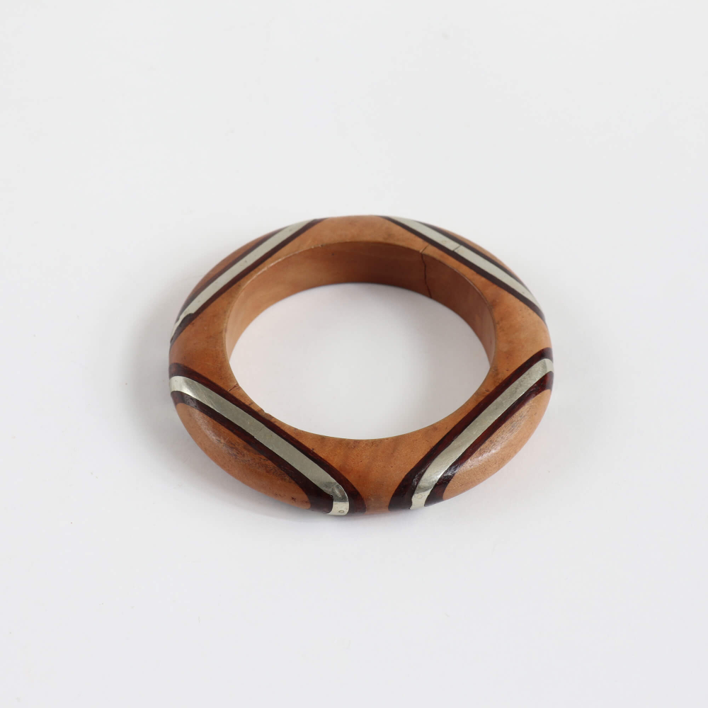 <img class='new_mark_img1' src='https://img.shop-pro.jp/img/new/icons7.gif' style='border:none;display:inline;margin:0px;padding:0px;width:auto;' />Ethnic wood and metal inlay bangle