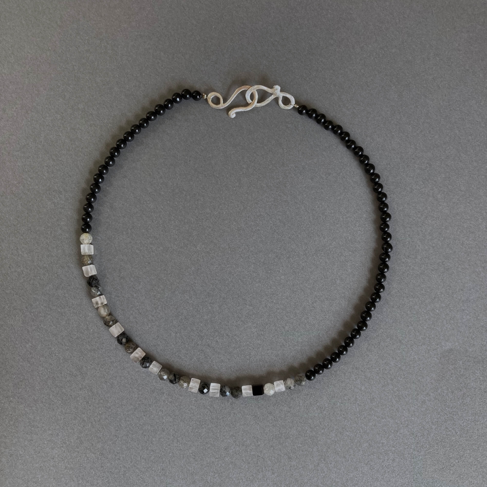 <img class='new_mark_img1' src='https://img.shop-pro.jp/img/new/icons7.gif' style='border:none;display:inline;margin:0px;padding:0px;width:auto;' />Melanie Decourcey / Beaded Necklace / onyx with rose quarts cubes & tourmaline quartz