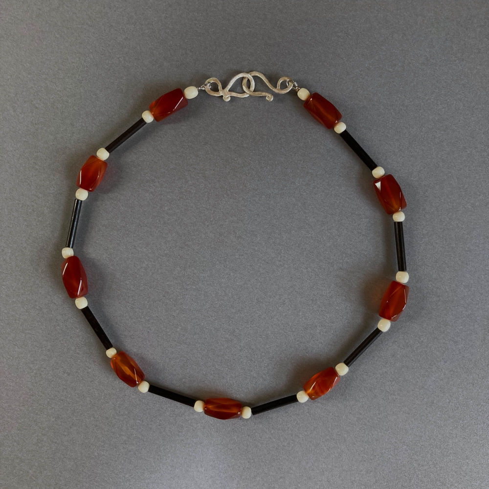 <img class='new_mark_img1' src='https://img.shop-pro.jp/img/new/icons7.gif' style='border:none;display:inline;margin:0px;padding:0px;width:auto;' />Melanie Decourcey / Beaded Necklace / ebony wood with carnelian agate beads