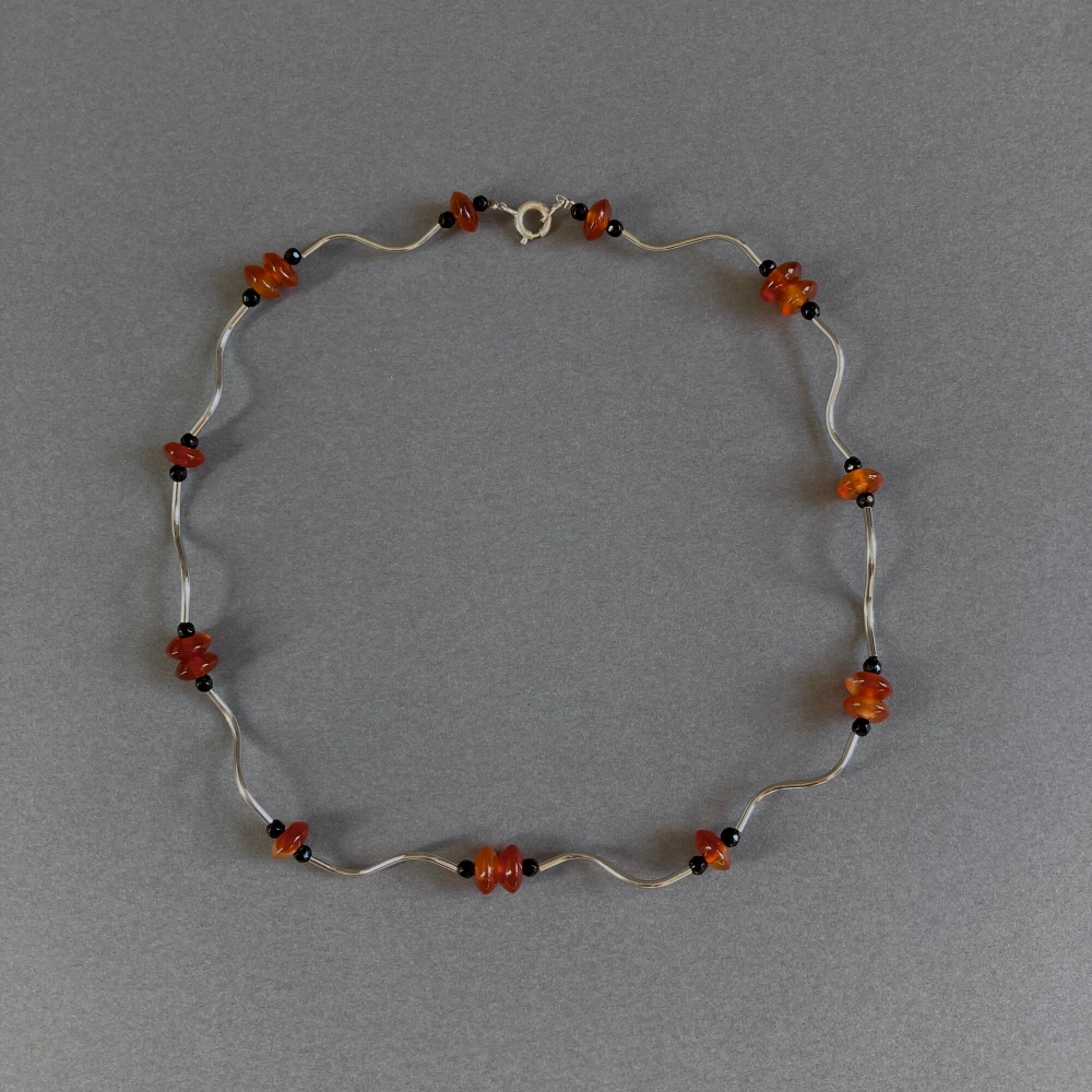 <img class='new_mark_img1' src='https://img.shop-pro.jp/img/new/icons7.gif' style='border:none;display:inline;margin:0px;padding:0px;width:auto;' />Melanie Decourcey / Beaded Necklace / carnelian with facet onyx & silverwave detail