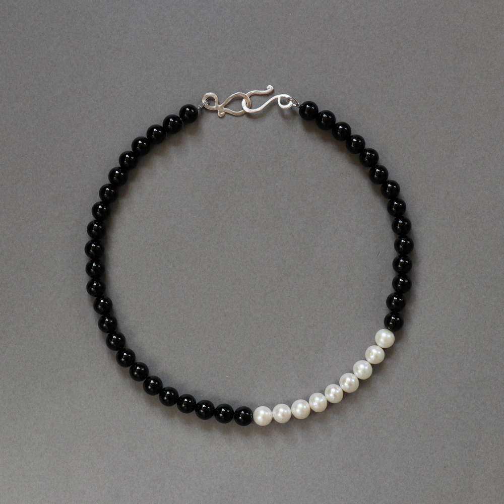 Melanie Decourcey / Beaded Necklace/Onyx with pearls