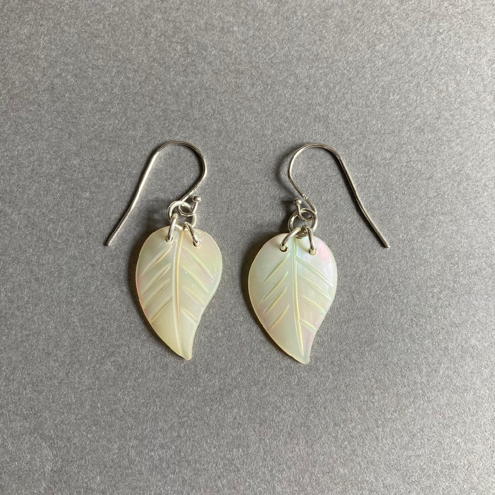 <img class='new_mark_img1' src='https://img.shop-pro.jp/img/new/icons7.gif' style='border:none;display:inline;margin:0px;padding:0px;width:auto;' />Melanie Decourcey / vintage mother of pearl leaf earrings